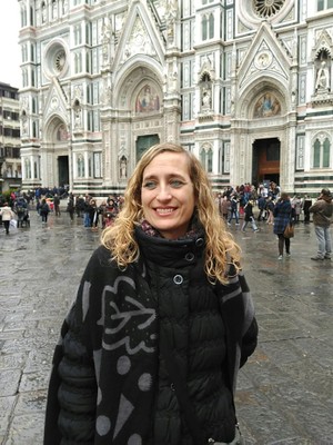 Eulàlia Fontanals posa con la catedral de Florencia al fondo