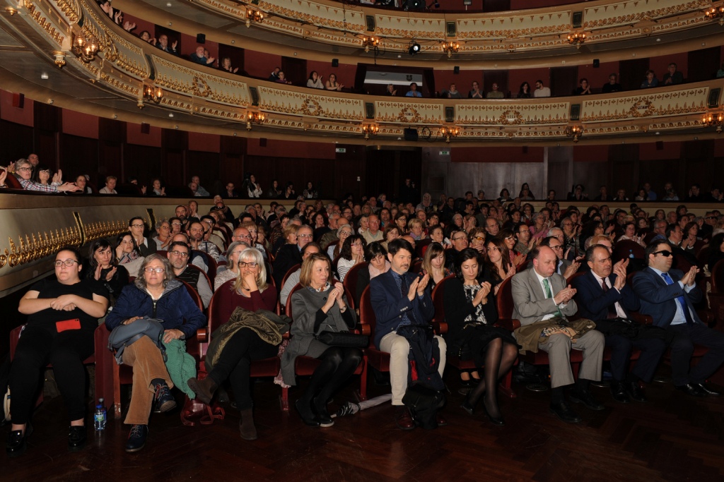 Aforo del Teatro Rosalía de Castro lleno total