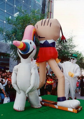 Las mascotas Curro (Expo'92) y Petra (JJPP de Barcelona'92) junto a Don Sebastón, durante la cabalgata del Día de la ONCE en la Expo de Sevilla, el 8 de julio de 1992