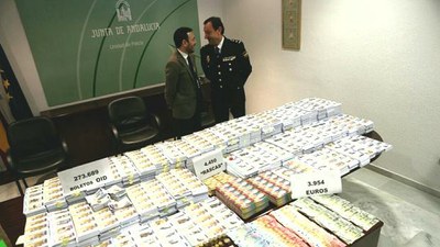 Presentación por la autoridad policial de los cupones intervenidos en Cádiz (Foto: 'La Voz de Cádiz')