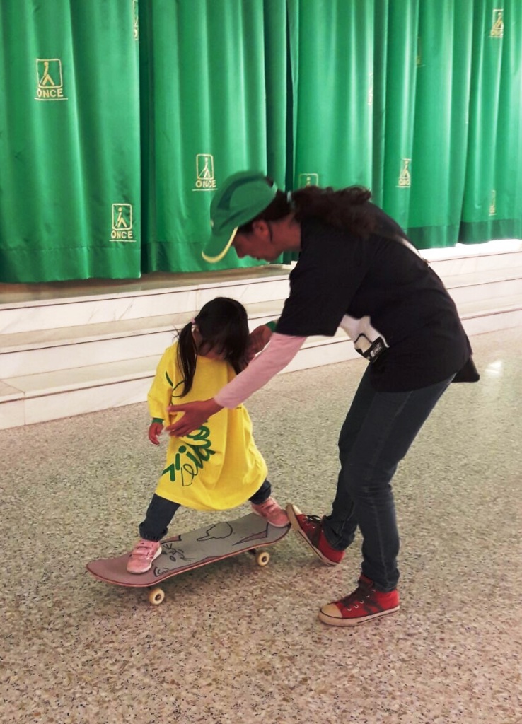 Una pequeña practicando el skate