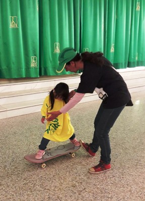 Una pequeña practicando el skate