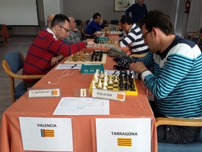 Representantes de los equipos de Tarragona (a la derecha) y Valencia durante una de las partidas del torneo
