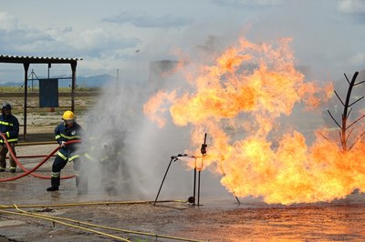 Un grupo de alumnos y profesores durante una de las sesiones de formación en lucha contra incendios