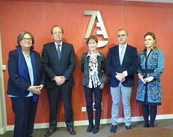 Victoria Ortega (en el centro) junto a Luciano Poyato (a la derecha) y otros responsables tras la firma del convenio