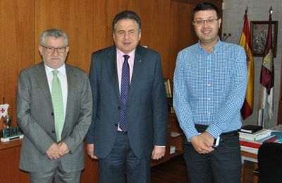 Ángel Felpeto (a la izquierda) junto a Carlos Javier Hernández, y Amador Pastor, director general de Atención a la Diversidad educativa