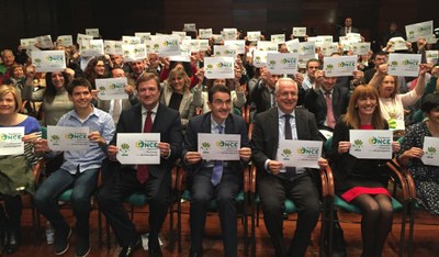 Asistentes al acto con el logo conmemorativo del 10º aniversario de FOAPS, emblema de la campaña "Coge mi mano"