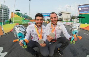 Ávila (a la derecha) y Font luciendo su medalla de plata en Río'2016