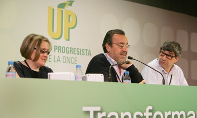 Carballeda, durante su intervención, flanqueado por el secretario general, José Luis Pinto, y la secretaria de Coordinación, Imelda Fernández 