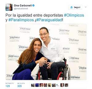 Captura de la imagen del tuit reivindicativo de Ona Carbonell, en su imagen junto a la nadadora paralímpica Teresa Perales