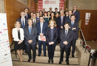 Foto de familia de la ministra con los integrantes del Consejo Asesor del Foro Inserta