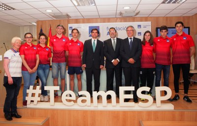 Foto de familia de los firmantes con el grupo de deportistas asistentes