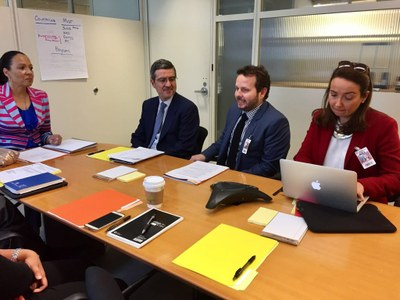 De derecha a izquierda: Lourdes Márquez, Javier Güemes y Fernando Jiménez Latorre, representante de España en el Banco Mundial, durante la reunión de la Comisión de Seguimiento del acuerdo
