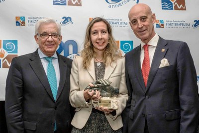 La vicepresidenta de la ONCE recoge el galardón, flanqueada por los representantes de los fisioterapeutas madrileños