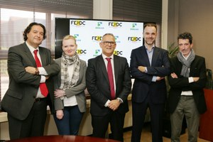 Los responsables de la FEDC posan junto a Loiola (segundo por la derecha) tras la firma del acuerdo