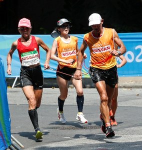 Paredes, junto a su guía, en pleno esfuerzo durante la maratón de Río'2016