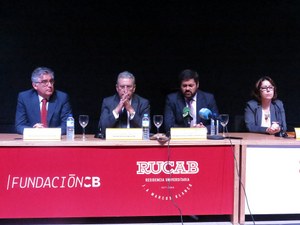 Representantes de la ONCE (a la derecha) y de Fundación CB, en la mesa presidencial del acto