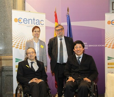 Rosa Tejerina y Juan Carlos Ramiro (a la izquierda), junto a Jorge Pérez y Borja Fanjul (en silla)