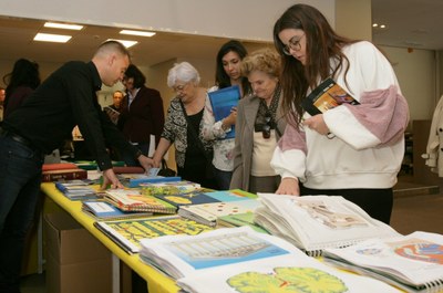 Stand colocado en el SBO madrileño con libros en braille y en relieve con motivo de la "Noche de los libros"