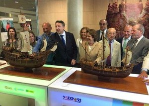 Autoridades de Sevilla y de la ONCE contemplan las maquetas de las tres carabelas