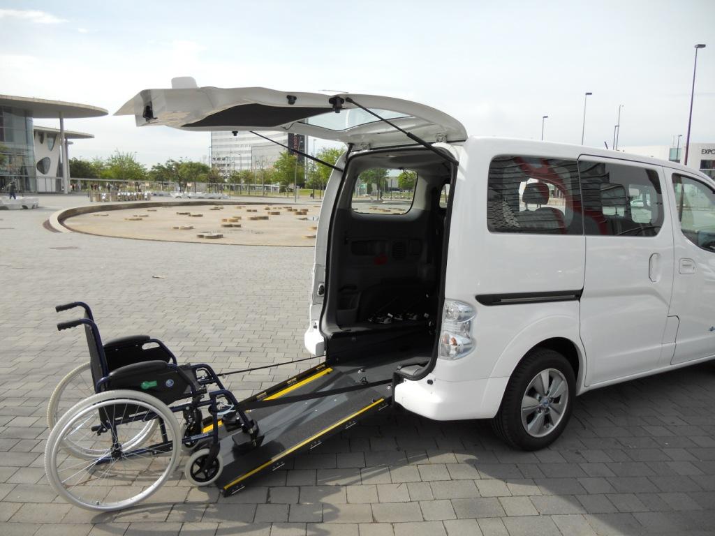 Modelo Nissan eNV200 con la rampa desplegada para silla de ruedas