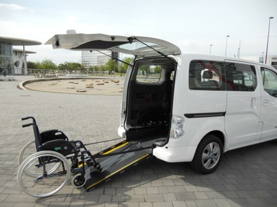 Modelo Nissan eNV200 con la rampa desplegada para silla de ruedas