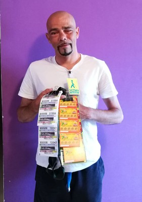 Abel Ojeda García posa con un buen abanico de productos de juego de la ONCE