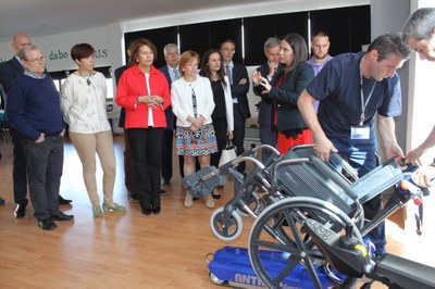 Aurelia Sánchez (en el centro de la imagen) durante su recorrido por las instalaciones