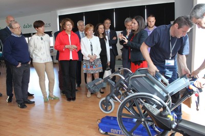 Aurelia Sánchez (en el centro de la imagen) durante su recorrido por las instalaciones