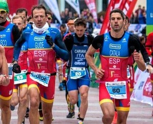 Catalá, a la derecha, y su guía Luis Javier Castellano, en pleno esfuerzo en la carrera a pie