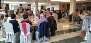 Comensales en la comida de confraternidad de afiliados, trabajadores y amigos