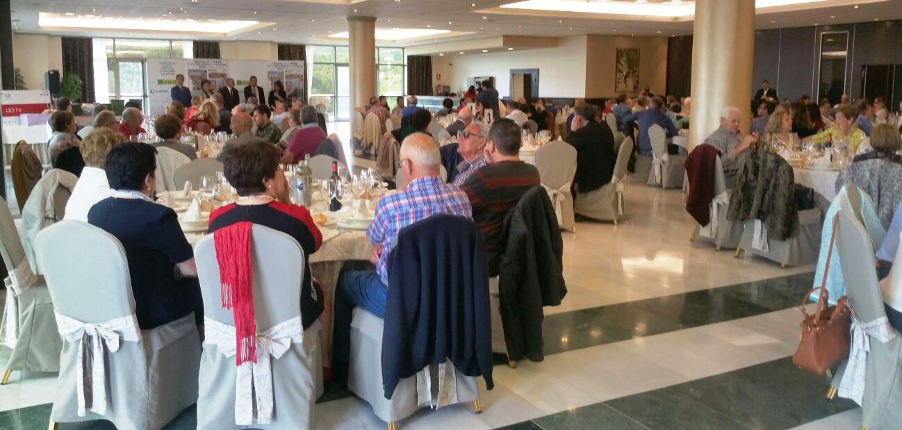 Comensales en la comida de confraternidad de afiliados, trabajadores y amigos