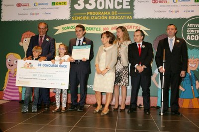 Entrega de uno de los premios autonómicos a unos niños del CEIP 'La Carena'