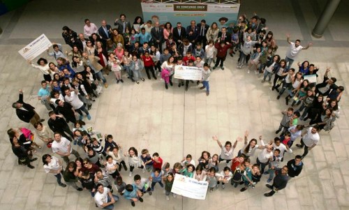 Foto aérea del grupo de autoridades y niños premiados en la entrega de galardones en Madrid y presentación de ganadores nacionales