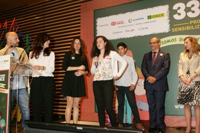 Representantes de una de las aulas premiadas en Madrid agradecen desde el escenario el galardón recibido