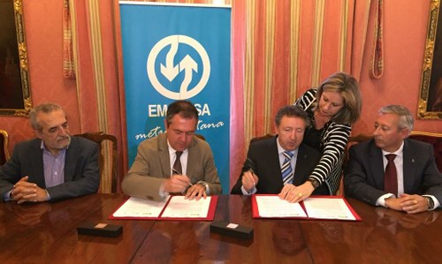 El alcalde Juan Espadas (a la izquierda) y Cristóbal Martínez firman el acuerdo