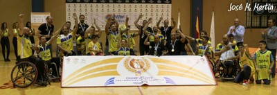 El ILUNION al completo festejando el triunfo en la cancha tinerfeña