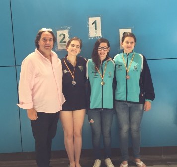 El secretario general de la FEDC, Francisco Maldonado, en la entrega de medallas a Mairan Polo (en el centro) y otras dos jóvenes nadadoras 