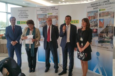 Foto de familia de autoridades en la inauguración del acto institucional de la Semana ONCE Asturias