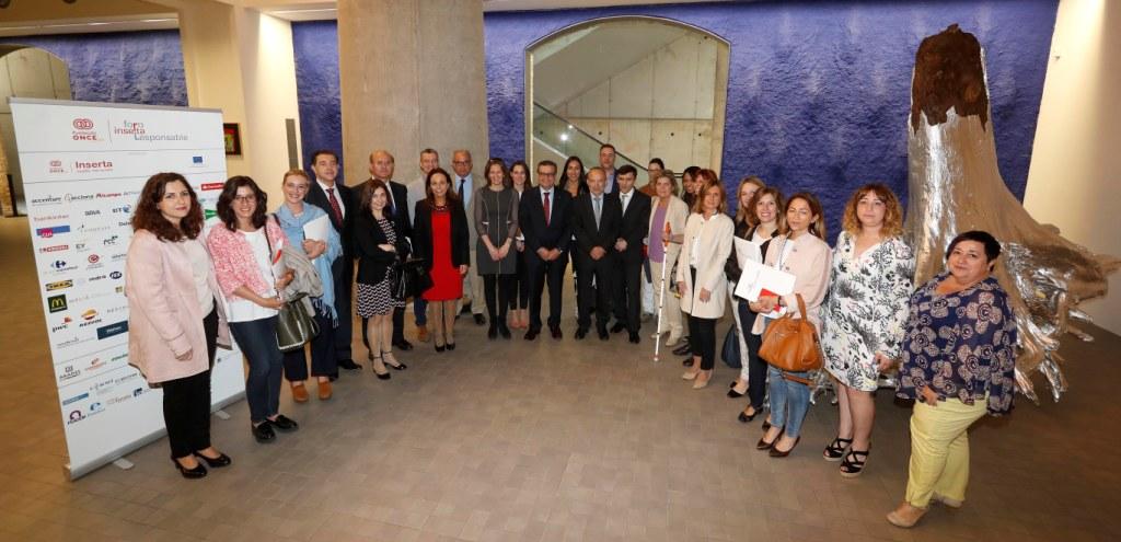 Foto de familia de los participantes en la jornada