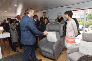 La comisaria durante su visita a la Casa Accesible de Fundación ONCE