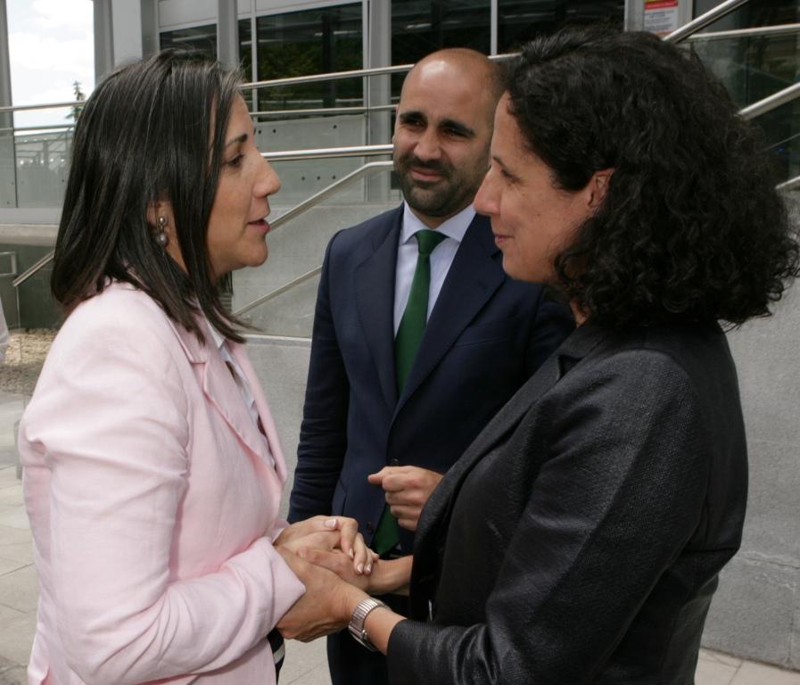 Mercedes Peñas saluda, a la llegada a Torre Ilunion, a Ana Peláez