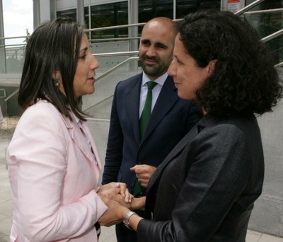 Mercedes Peñas saluda, a la llegada a Torre Ilunion, a Ana Peláez