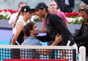 Nadal saluda a Dani al término de su exhibición de peloteo