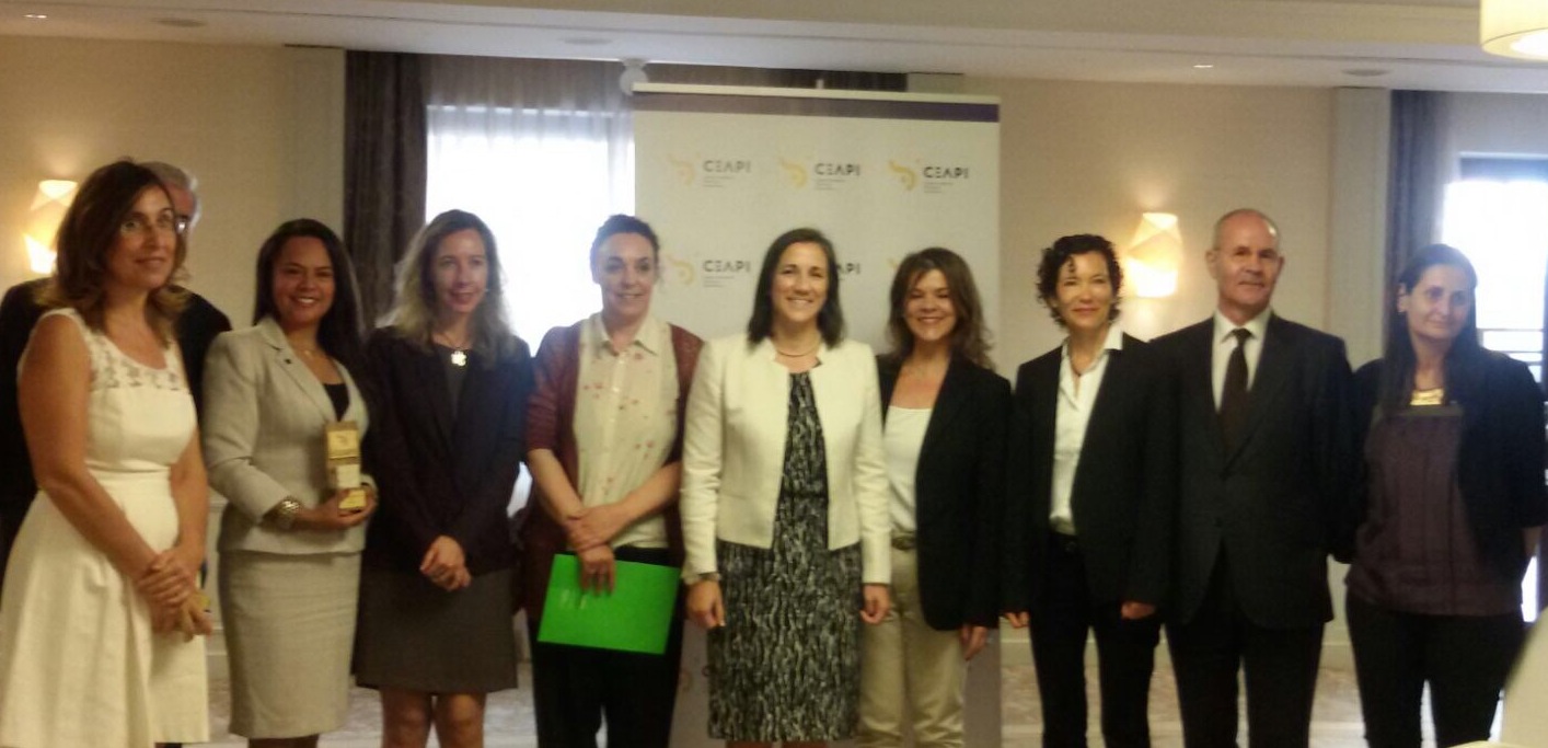 Patricia Sanz, tercera por la izquierda, junto a las participantes en el desayuno presidido por la primera dama de Costa Rica en el Congreso.