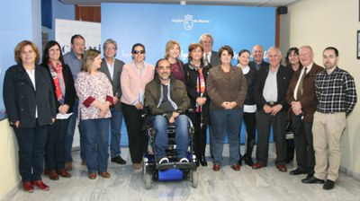 Personalidades de las distintas entidades regionales, entre ellas la ONCE, en el acto de presentación del programa de ayudas