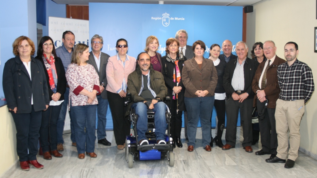 Personalidades de las distintas entidades regionales, entre ellas la ONCE, en el acto de presentación del programa de ayudas