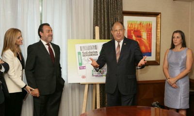 Solís Rivera, en el centro, da la bienvenida a los responsables de la ONCE y su Fundación