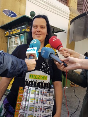 Tamara Matesanz atiende feliz a los medios de comunicación