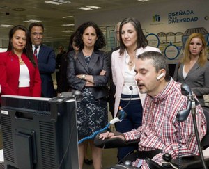 Un momento de la visita de Mercedes Peñas en la sede de Ilunion